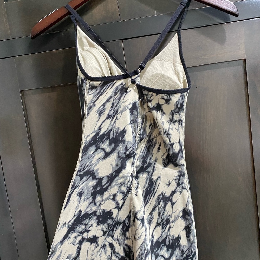 Lululemon size 4 tie dye tan & black tank top